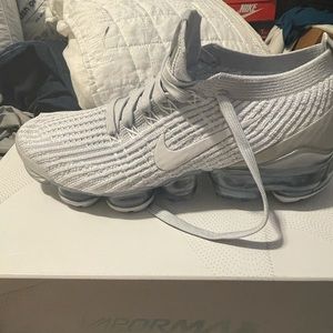 I’m selling this Nike vapor max